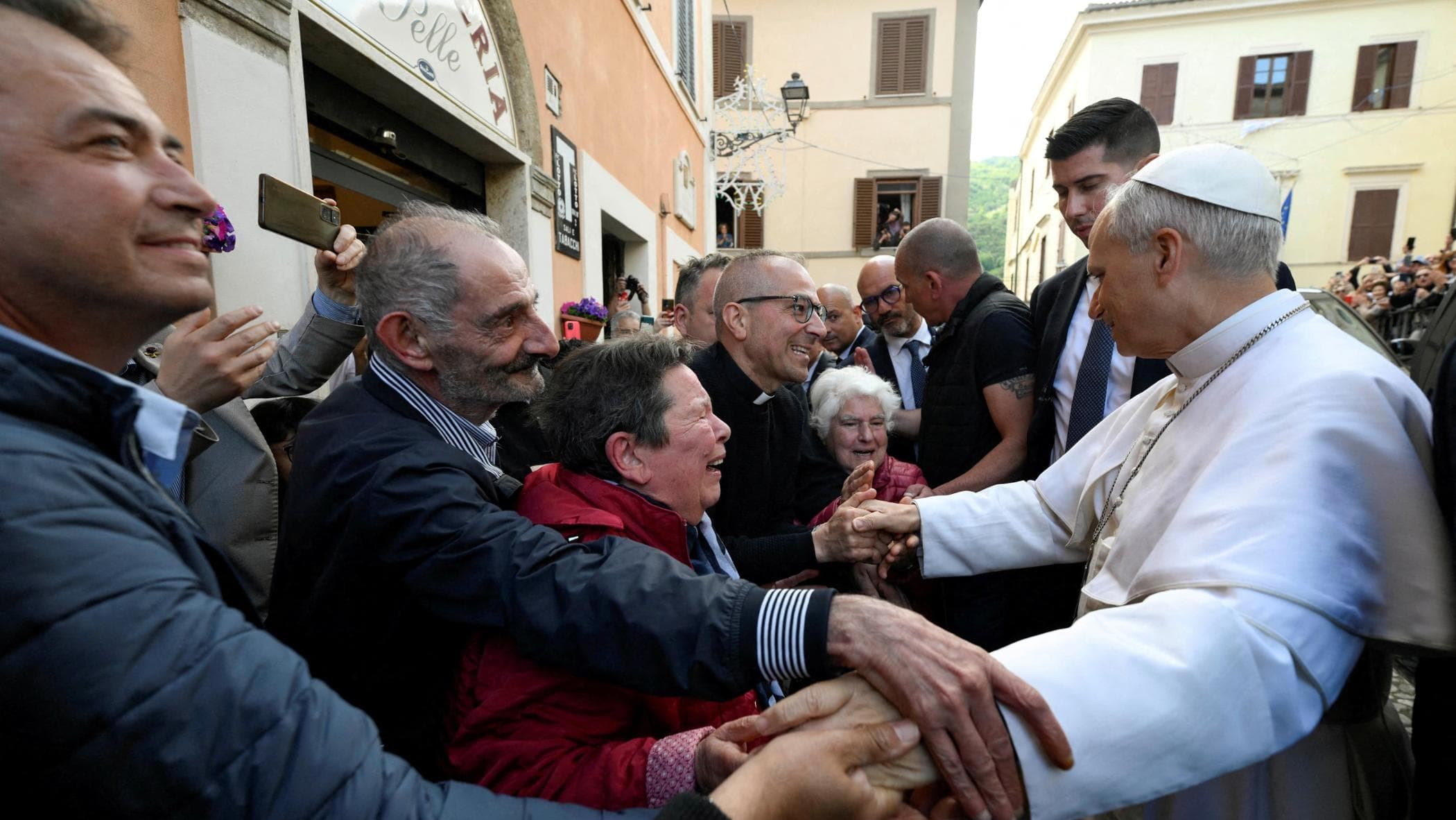 Papa Francesco A Genazzano: Bagno Di Folla E Parole Commosse